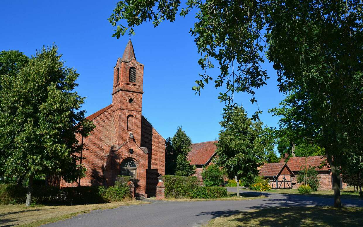 Dieses romantische Ensemble aus Kirche und Gehöft in Altlewin steht unter Denkmalsschutz und ist unbedingt einen Besuch wert.