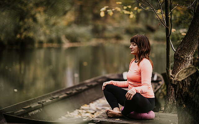 Yoga im herbstlichen Spreewald