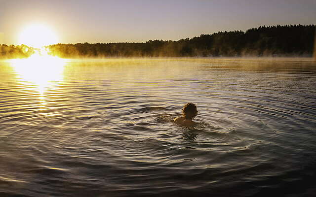 Schwimmen beim Sonnenaufgang