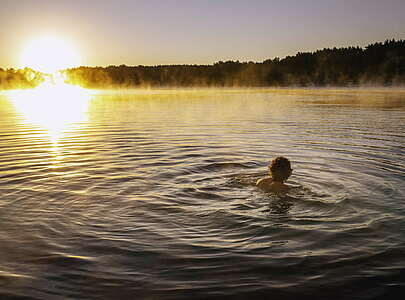 Schwimmen beim Sonnenaufgang
