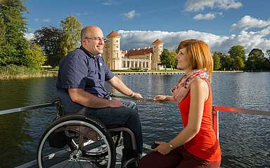 Rollstuhlfahrer vor Schloss Rheinsberg