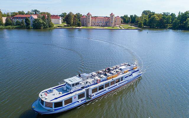 MS Remus vor dem Schloss Rheinsberg