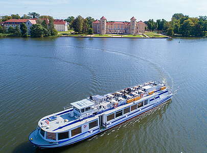 MS Remus vor dem Schloss Rheinsberg