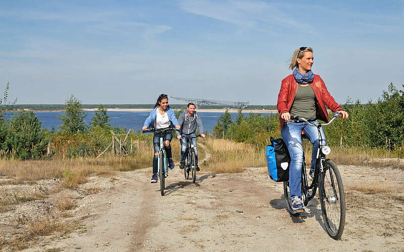 



        
            Fahrradfahrer am Bergheider See,
        
    

        Foto: Tourismusverband Lausitzer Seenland e.V./Nada Quenzel
    