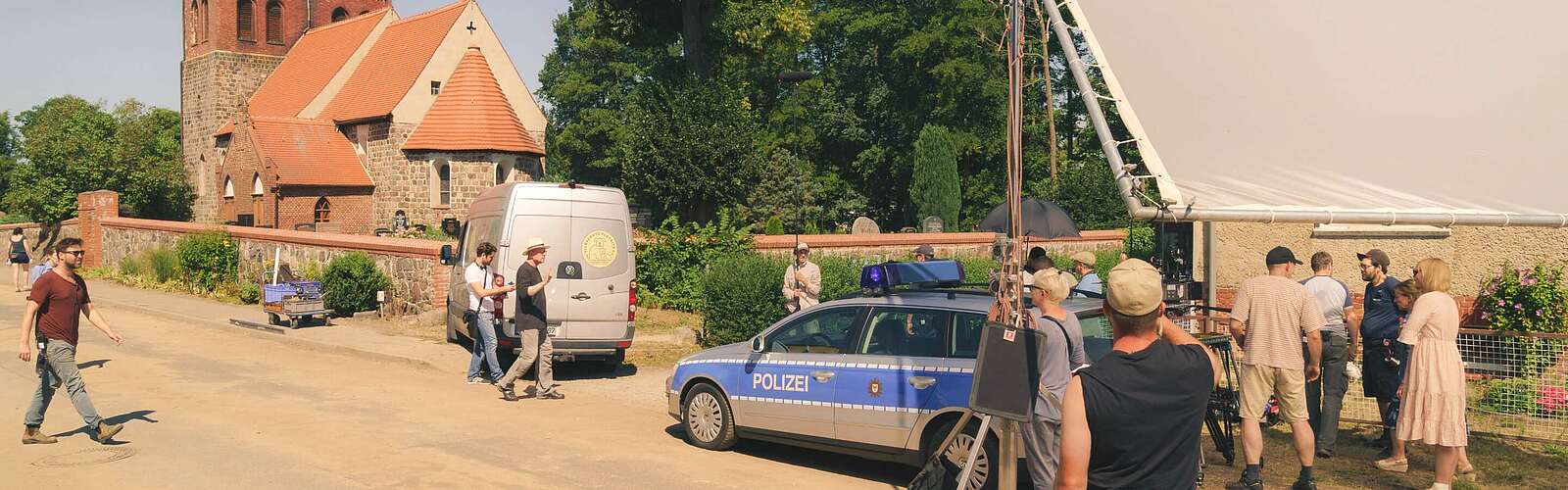 Filmset von &amp;quot;Unterleuten - Das zerrissene Dorf&amp;quot; in Willmersdorf,
        
    

        Foto: ZDF/Stefan Erhard