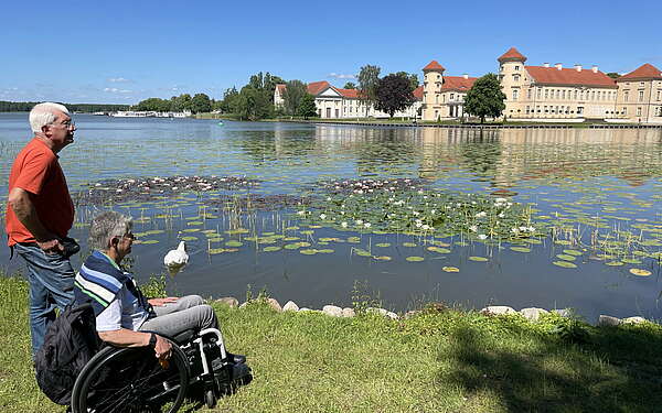 Lustgarten mit Blick auf Schloss Rheinsberg mit Rollstuhl