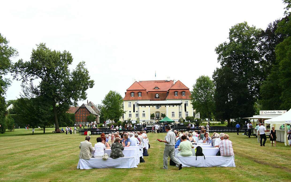 Brandenburgische Sommerkonzerte im Schlosspark Stechau