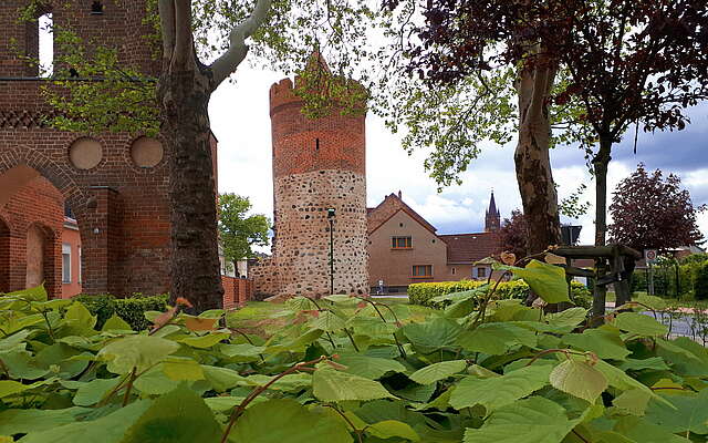 Blick zum Pulverturm am Park vor dem Stadttor in Mittenwalde