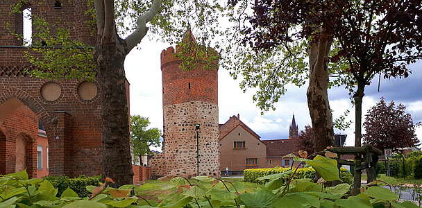 Blick zum Pulverturm am Park vor dem Stadttor in Mittenwalde