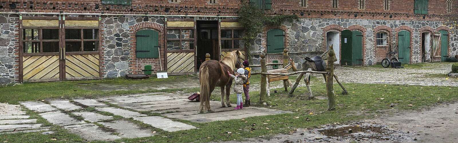 Kinder auf Rüsterhof,
        
    

        Foto: TMB-Fotoarchiv/Steffen Lehmann