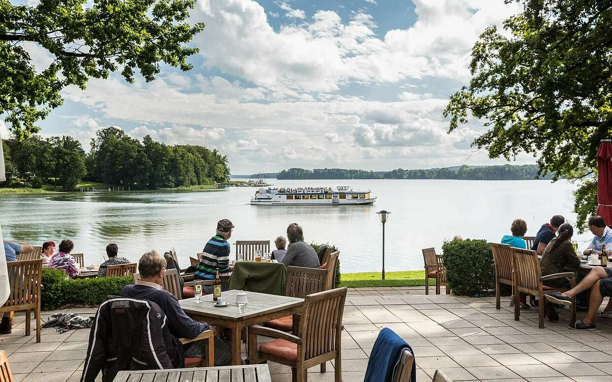 Das Restaurant Park-Café am Ufer des Scharmützelsees in Bad Saarow.