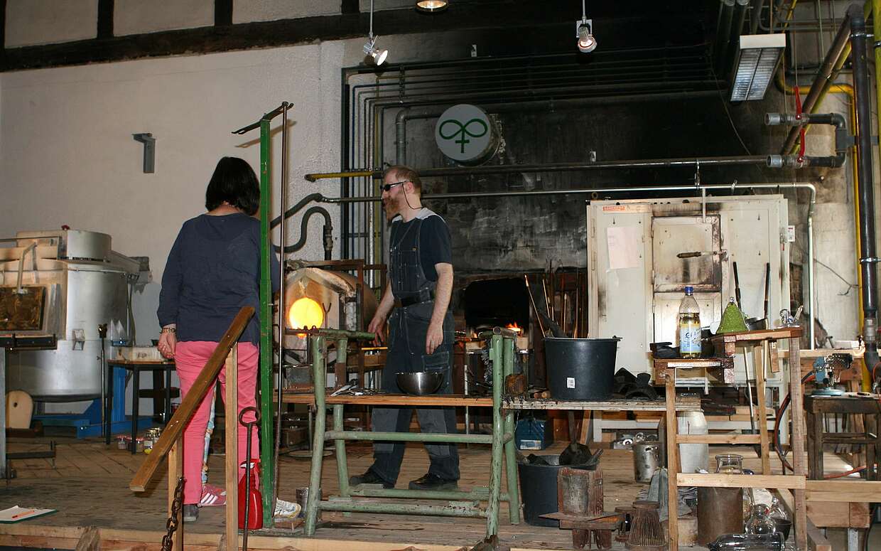 Blick in die Werkstatt eines Glasmachers in der Baruther Glashütte.