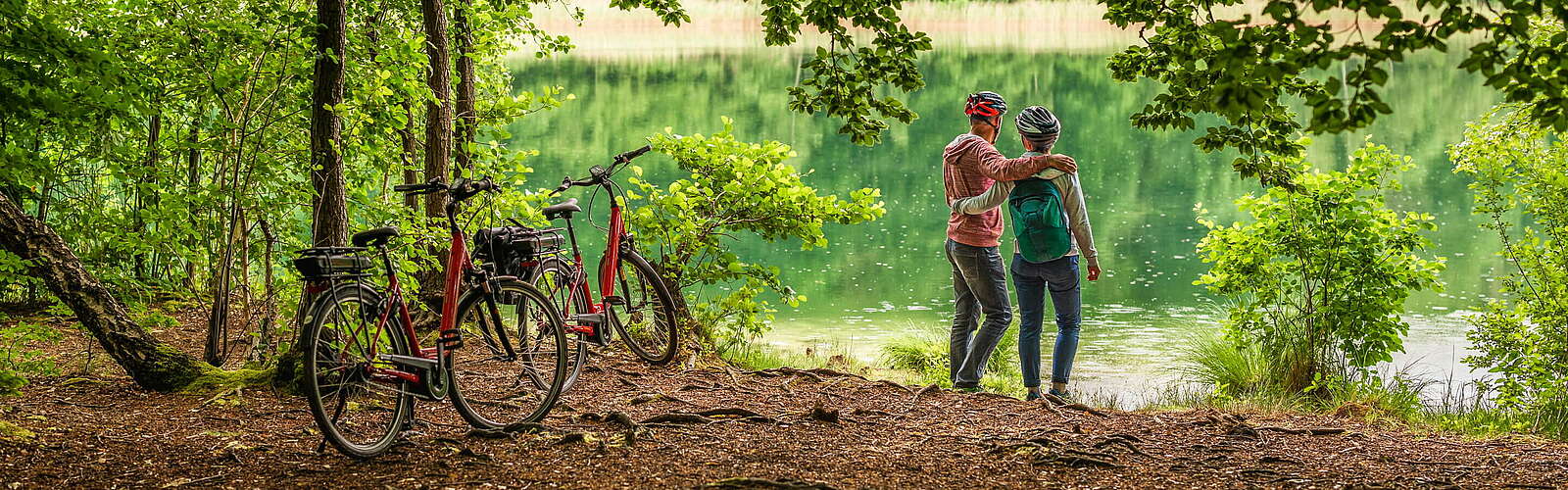 Radfahrer machen Pause und schauen auf den Trünnensee,
        
    

        Foto: TMV/Markus Tiemann