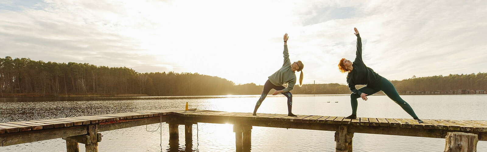 Yoga auf dem Steg am See,
        
    

        Foto: Tourismusverband Ruppiner Seenland e.V./Julia Nimke