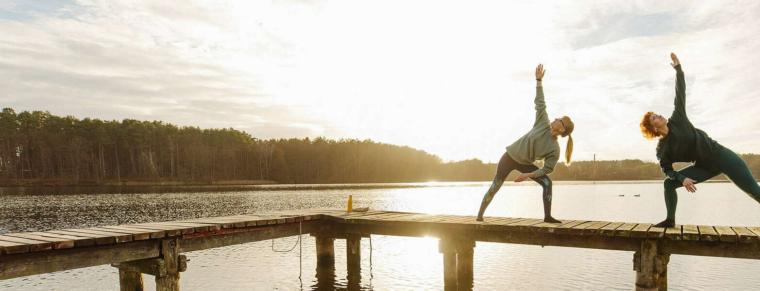 Yoga on the wooden pier by the lake,
        
    

        Picture: Tourismusverband Ruppiner Seenland e.V./Julia Nimke