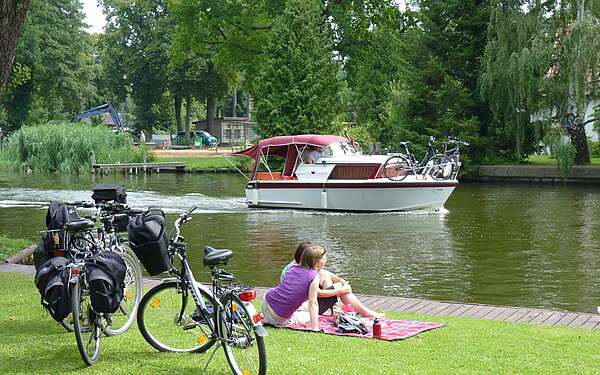 Radler und Boot an der Dahme