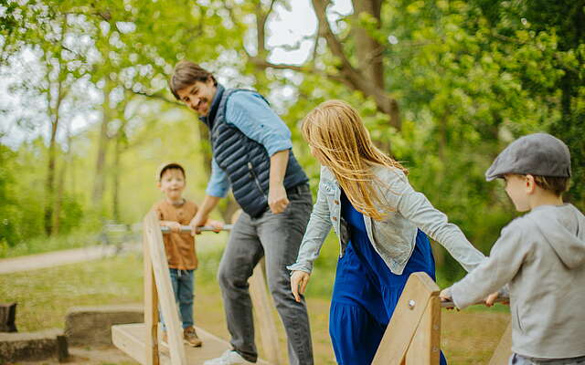 Familie auf dem Wasserspielplatz im Volkspark Potsdam