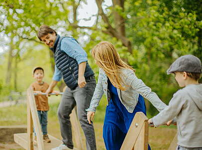 Familie auf dem Wasserspielplatz im Volkspark Potsdam