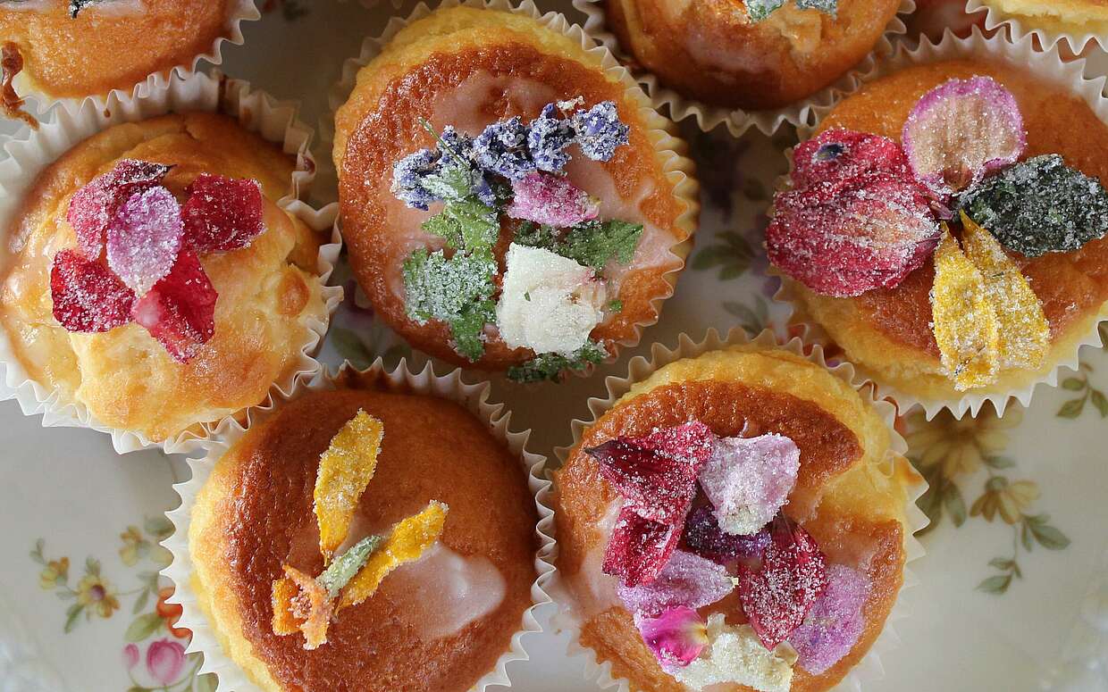 uch das geht: Muffins mit verzuckerten Blüten als Krönung.