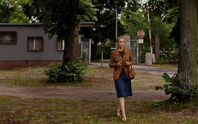 Nina Hoss im Film „Barbara“ am Eingangstor zum Klinikum.