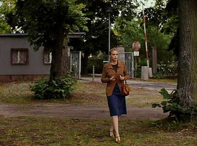 Nina Hoss im Film „Barbara“ am Eingangstor zum Klinikum.