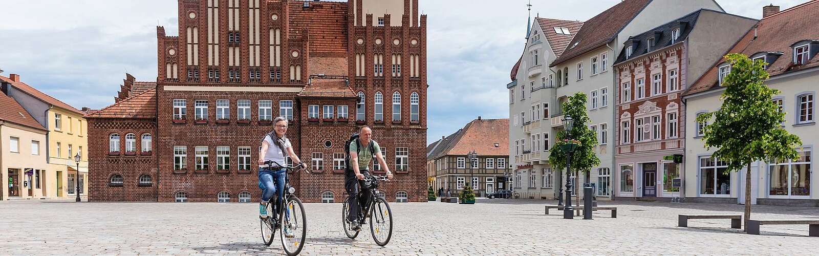 Radfahrer auf dem Marktplatz in Wittstock/Dosse,
        
    

        Foto: Tourismusverband Prignitz e.V./Markus Tiemann