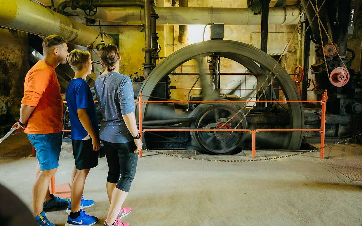 Familie in der Brikettfabrik Louise