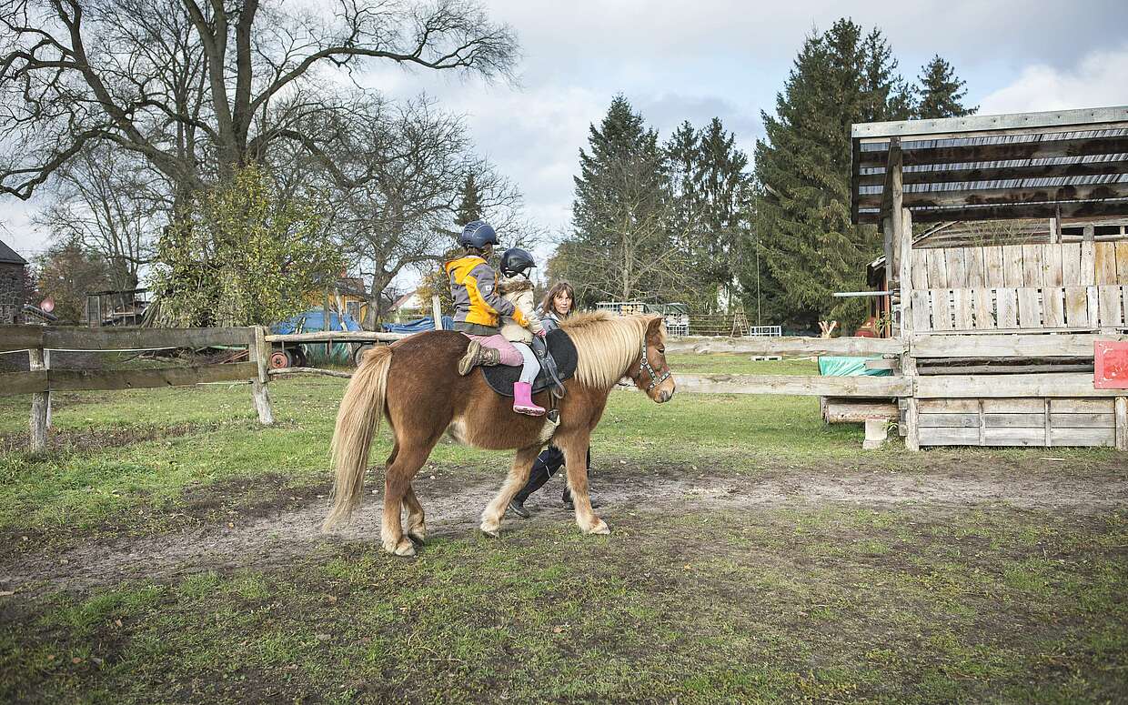 Mädchen reiten auf dem Rüsterhof