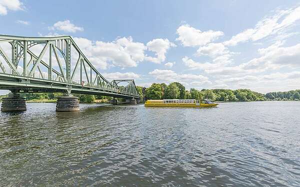 Wassertaxi an der Glienicker Brücke