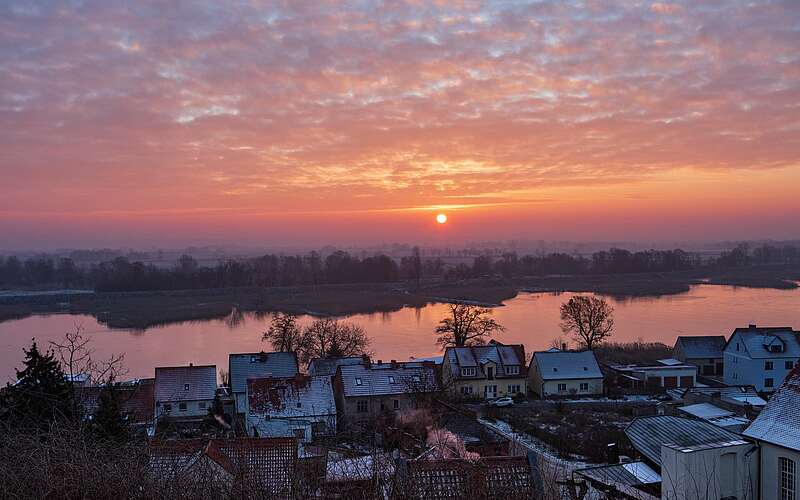 



        
            Sonnenuntergang über den Dächern von Lebus,
        
    

        Foto: TMB-Fotoarchiv/Steffen Lehmann
    