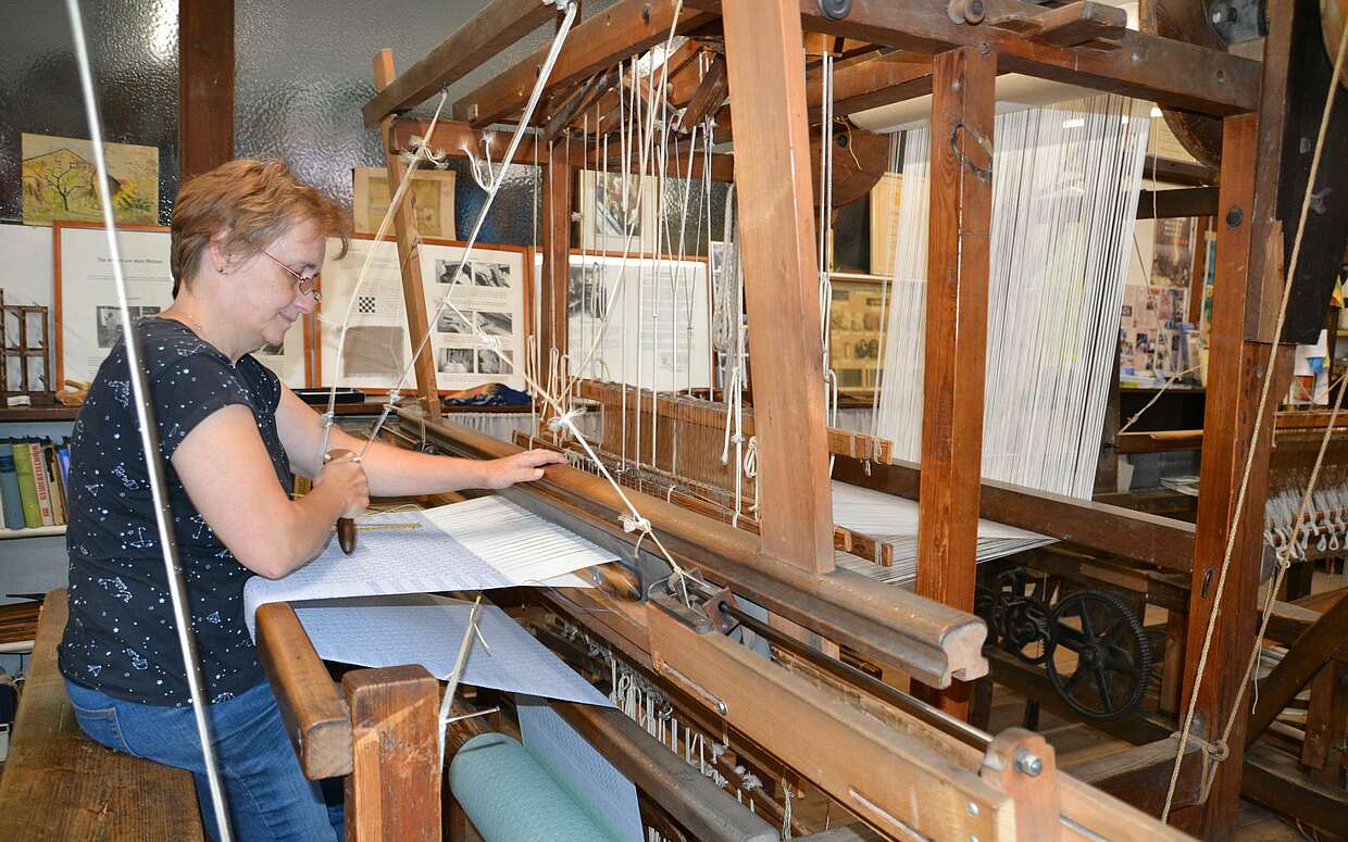 Die gelernte Weberin Petra Steinfurth während der Arbeit
