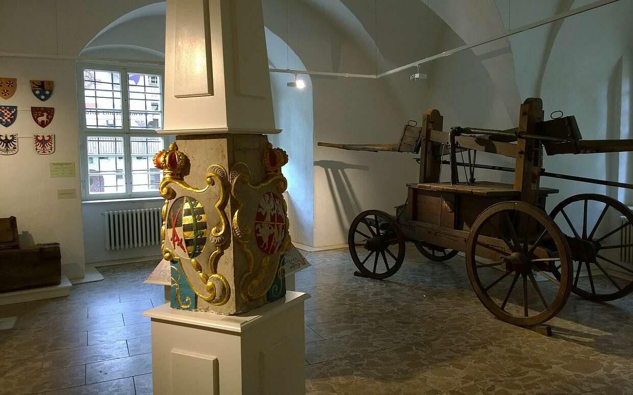 Alte Postmeilensäule im Schlossmuseum von Senftenberg
