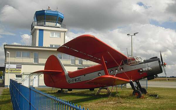 Antonow Doppeldecker und Tower des Flugplatzes Strausberg