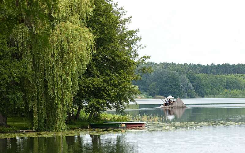 



        
            Floß auf Oberpfuhlsee bei Lychen,
        
    

        Foto: TMB-Fotoarchiv/Böttcher+Tiensch
    