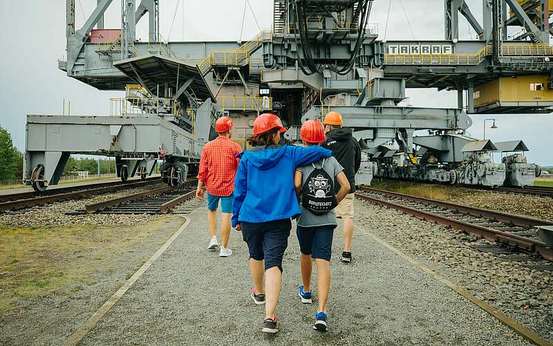 



        
            Familie besichtigt Besucherbergwerk F60,
        
    

        Foto: TMB-Fotoarchiv/Julia Nimke
    