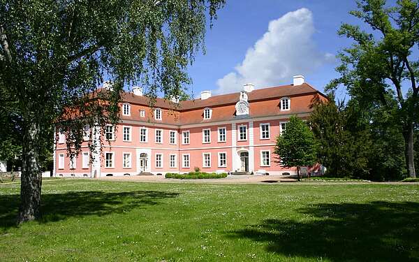 Schloss Wolfshagen mit Gartenanlage