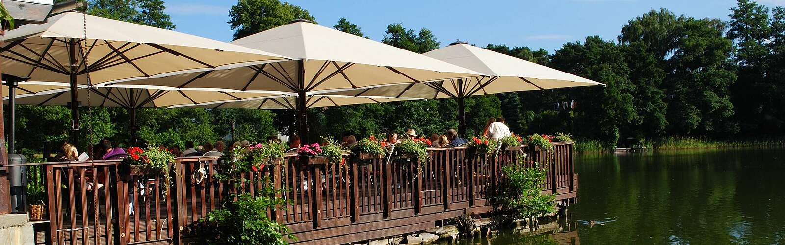 Die Seeterrasse des Restaurants Boddensee,
        
    

        Foto: TMB-Fotoarchiv/Claus-Dieter Steyer