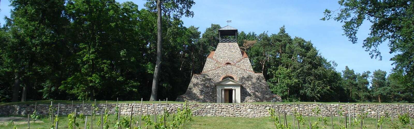 Blick auf die Feldsteinpyramide von Garzau,
        
    

        Foto: TMB-Fotoarchiv/Matthias Schäfer