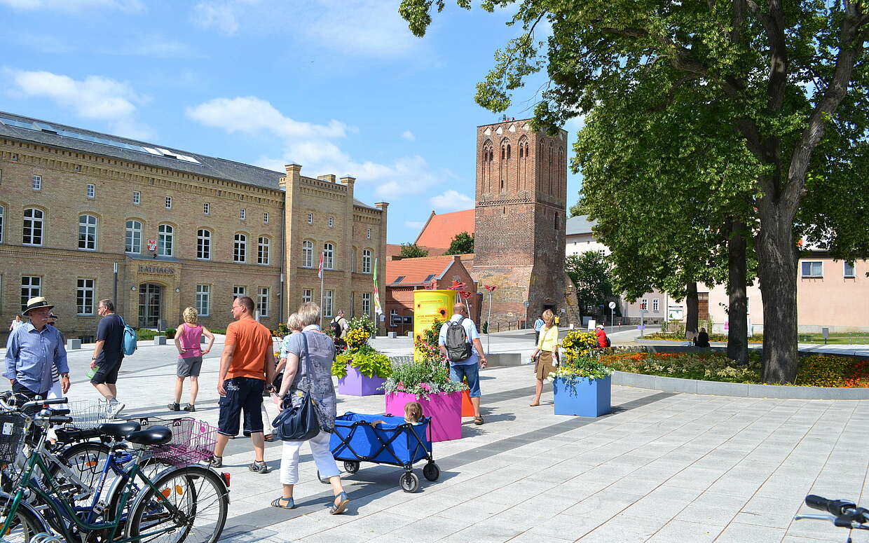 Rechts neben dem Rathaus steht der Steintorturm (auch Schwedter Tor genannt), von dem man sich einen guten Überblick über Prenzlau verschaffen kann.