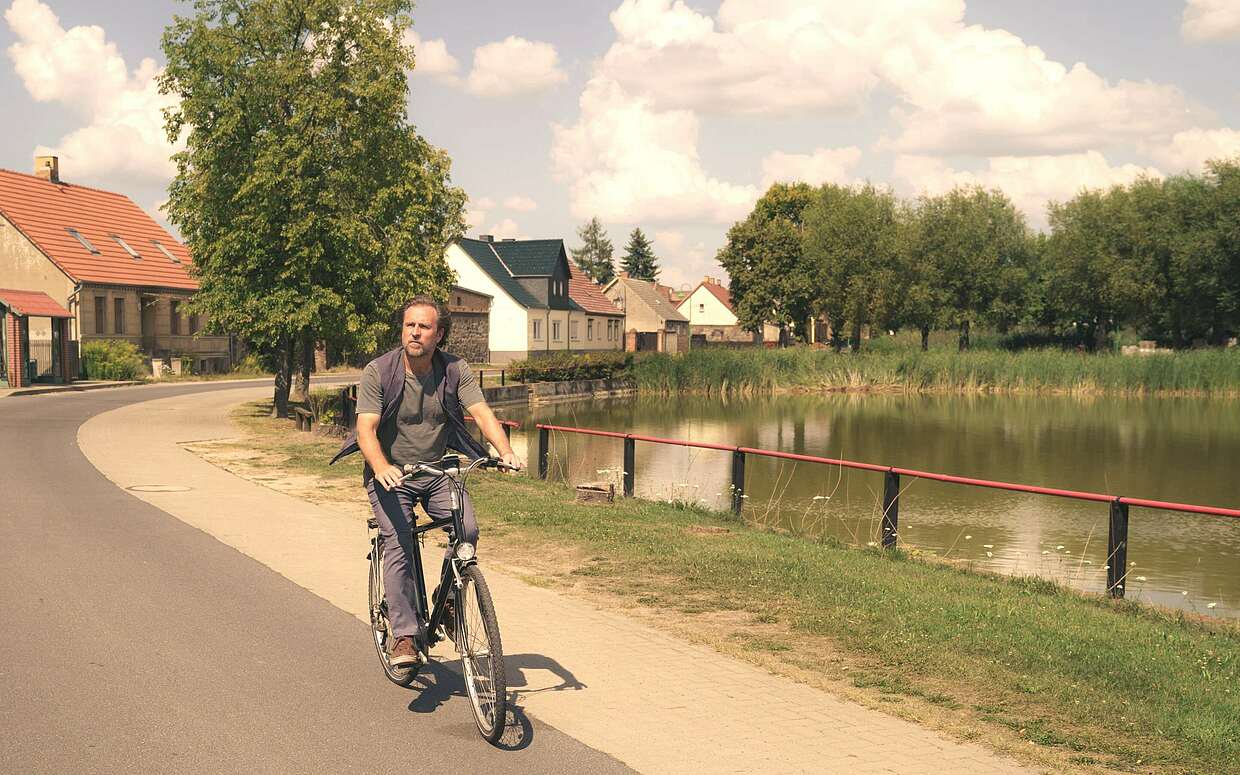 Schauspieler Bjarne Mädel auf Fahrrad in Beiersdorf-Freudenberg