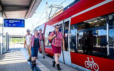 Wandergruppe am Bahnhof Eberswalde
