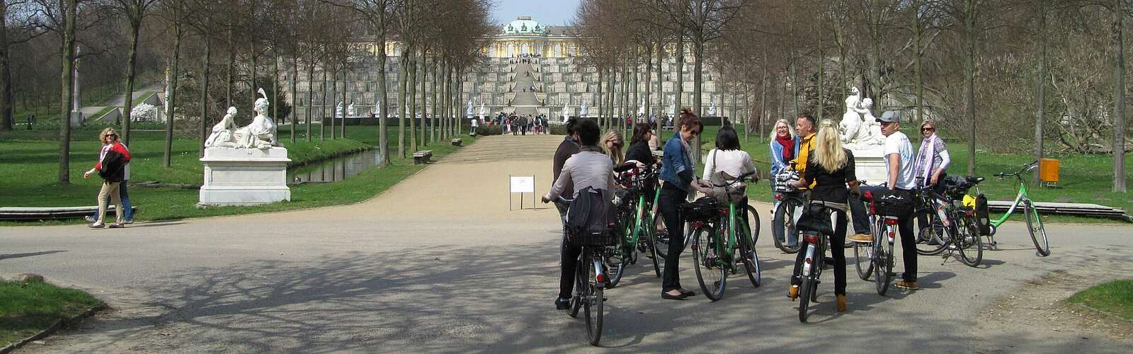 Fahrradfahrer vor dem Schloss Sanssouci,
        
    

        Foto: TMB-Fotoarchiv/Matthias Fricke