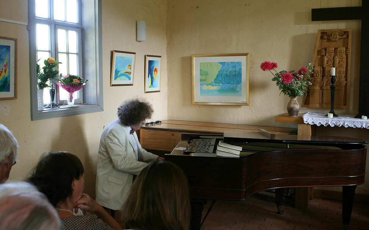 Der Pianist Vladimir Mogilevsky in der Dorfkirche Glambeck. 