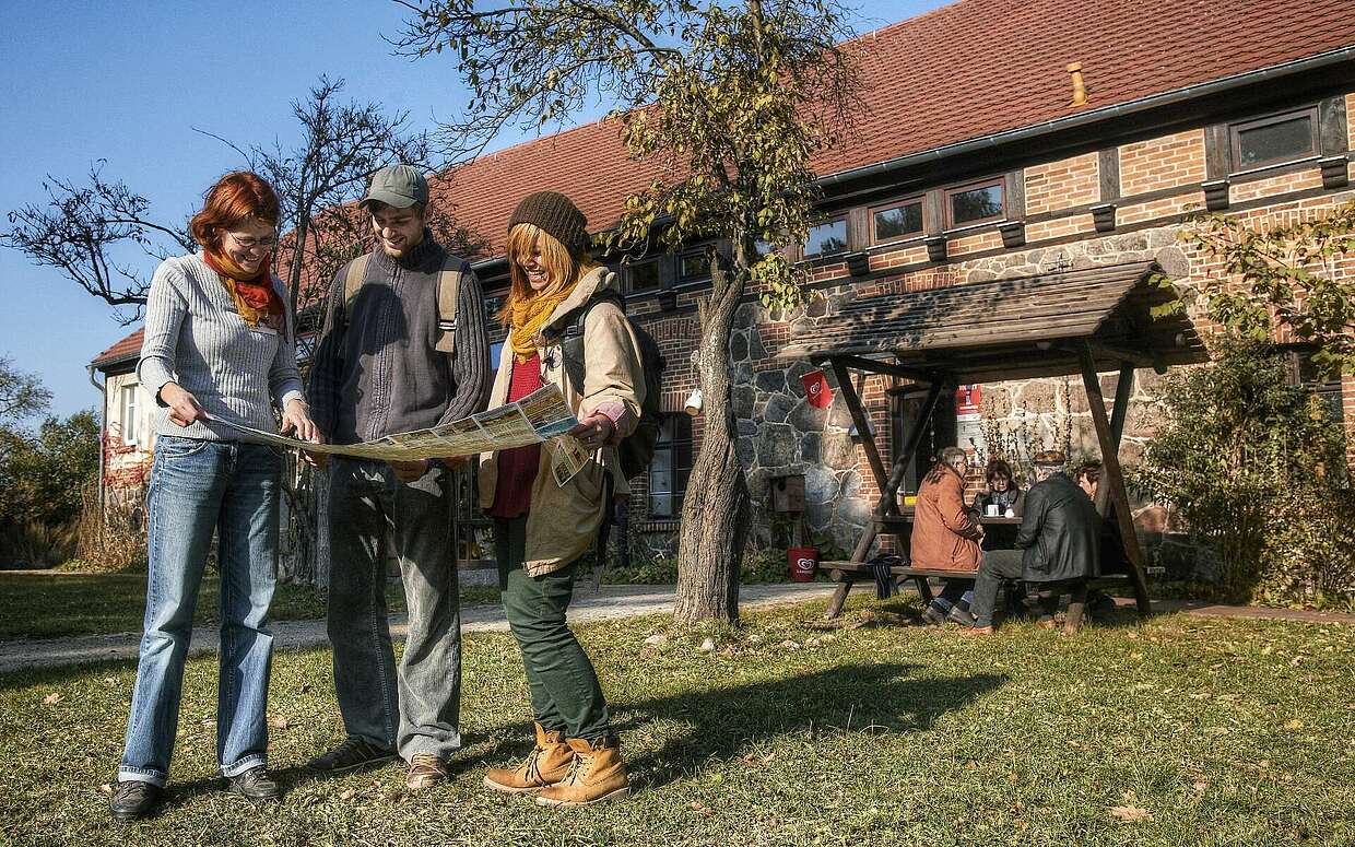 Das Naturparkzentrum Hoher Fläming liegt genau unterhalb der Burg Rabenstein.