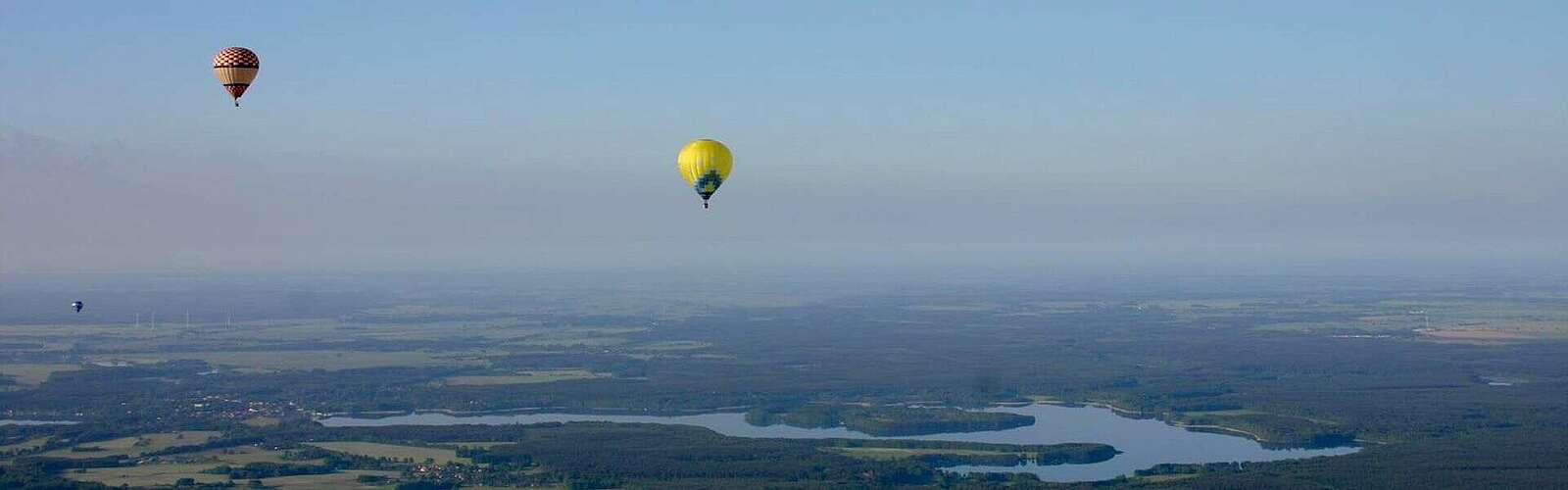 Ballonflug über der Rheinsberger Seenkette,
        
    

        Foto: Tourismusverband Ruppiner Seenland e.V./Judith Kerrmann