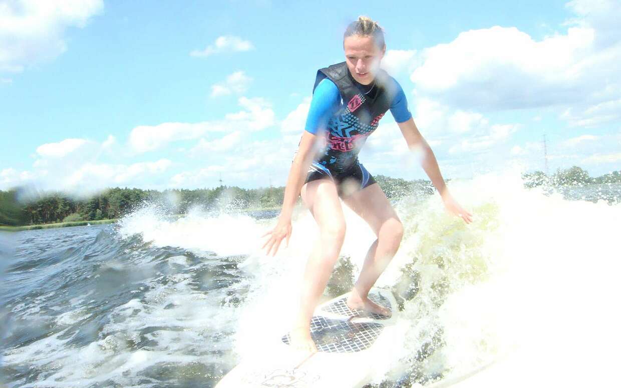 Der ultimative Surfspaß in Brandenburg wartet auf Hobbysurfer im Havelland. © 2Wave