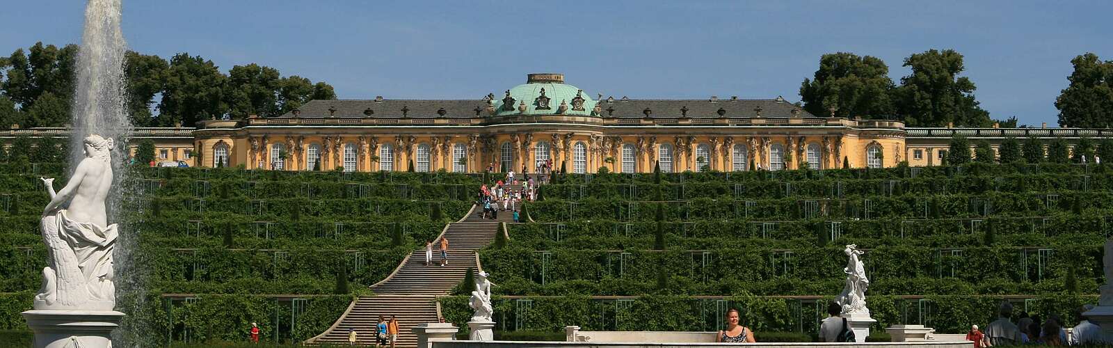 Fontäne vor Schloss Sanssouci in Potsdam,
        
    

        Foto: TMB-Fotoarchiv/SPSG/Leo Seidel