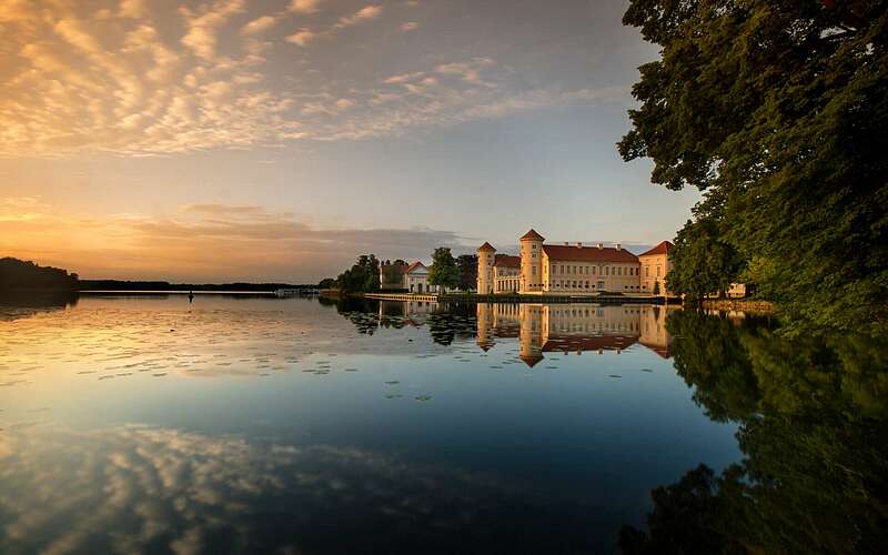 



        
            Schloss Rheinsberg im Abendlicht,
        
    

        Foto: TMB-Fotoarchiv/SPSG/Leo Seidel
    