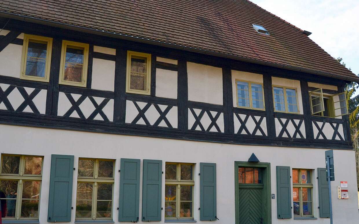 Bis 1591 war in diesem Fachwerkhaus am Gotthardtkirchplatz die Lateinschule untergebracht.