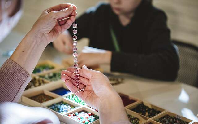 Armbänder basteln in der Galerie Packschuppen